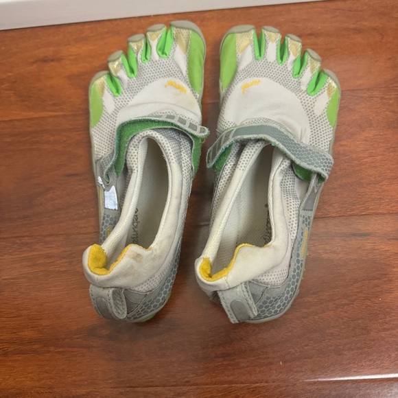 Vibram Fivefinger Womens Size 42 - Picture 3 of 5